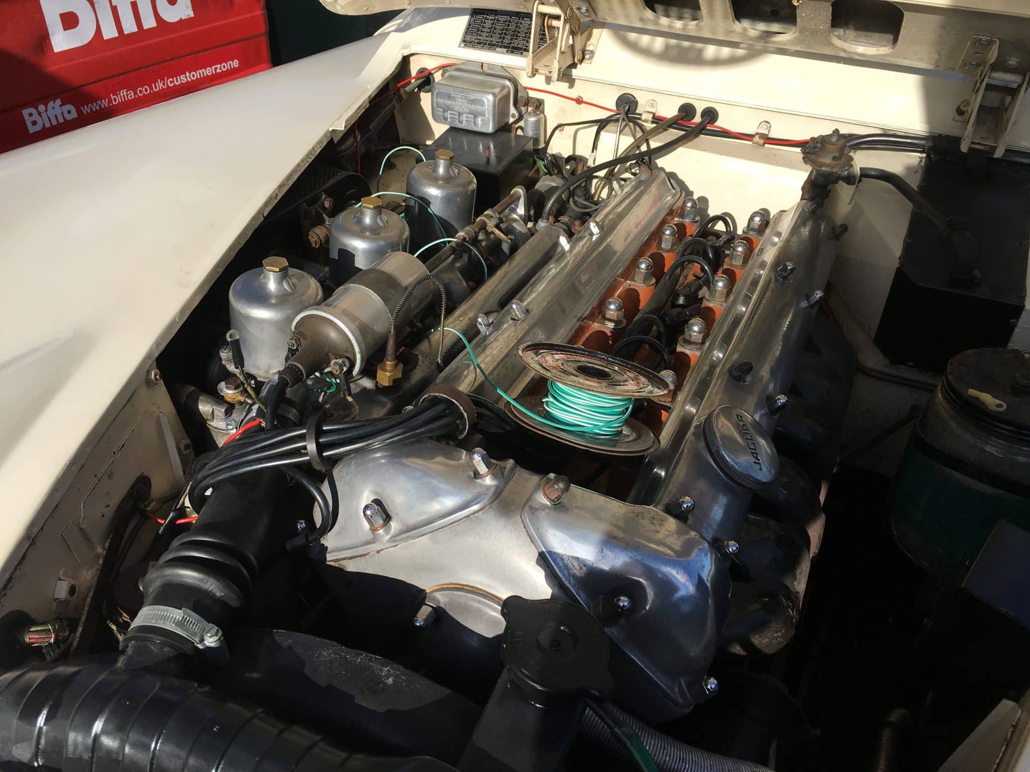 260419 Jaguar XK150 Cleaning the carbs 3