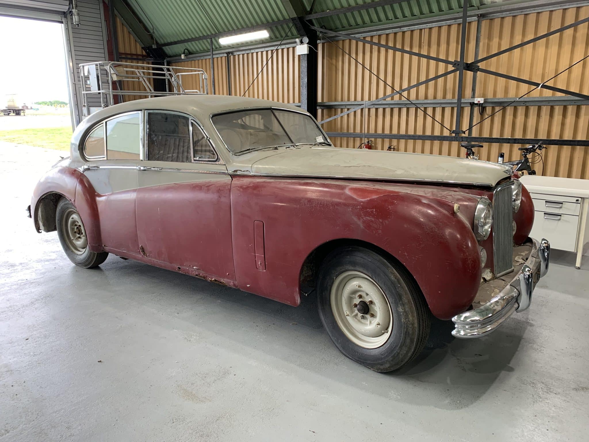 310519 Jaguar Mk VII LHD arriving from London Docklands 8 2 1