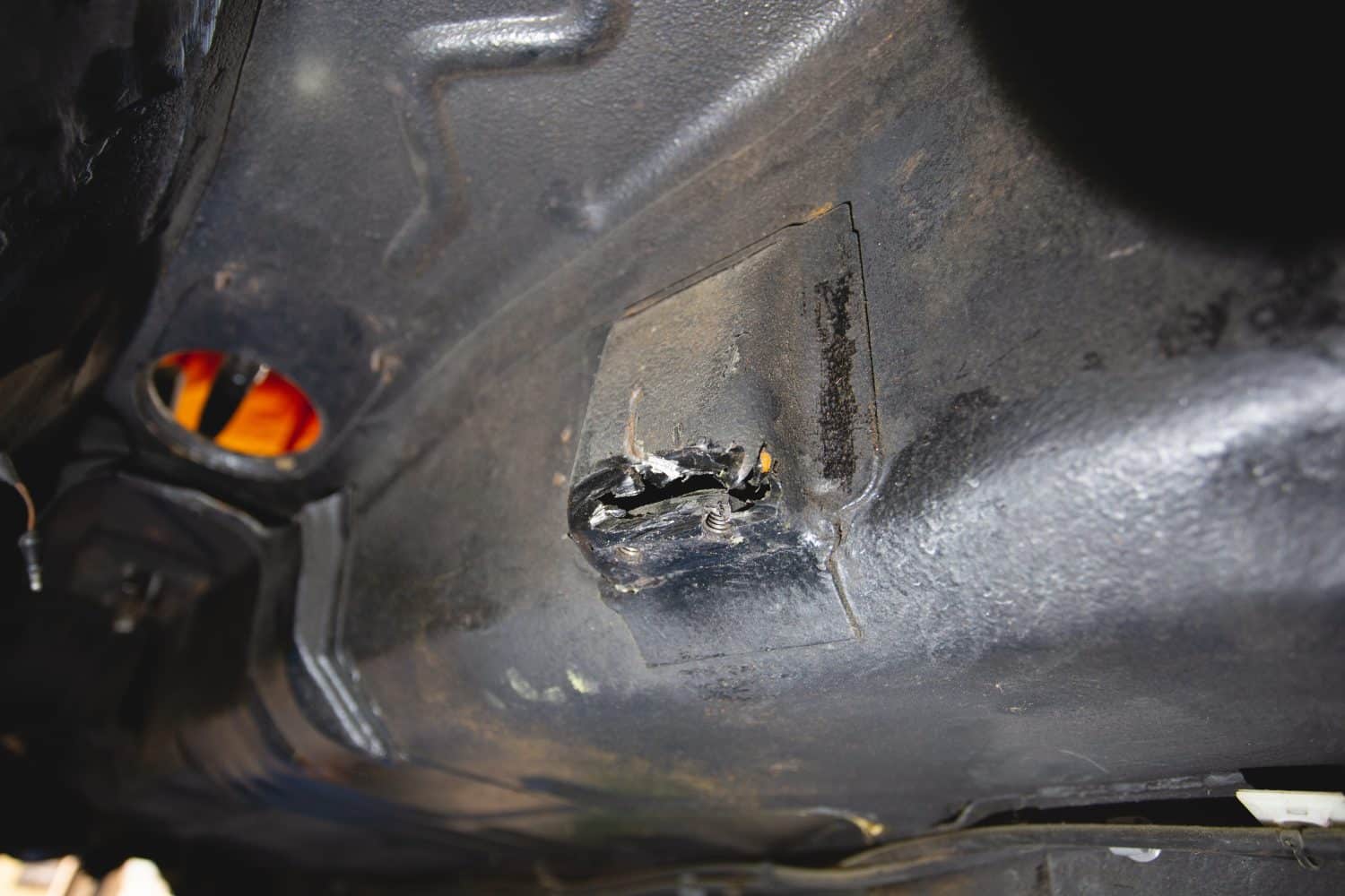051119 Ford Escort RS2000 core plug leak behind flywheel 2