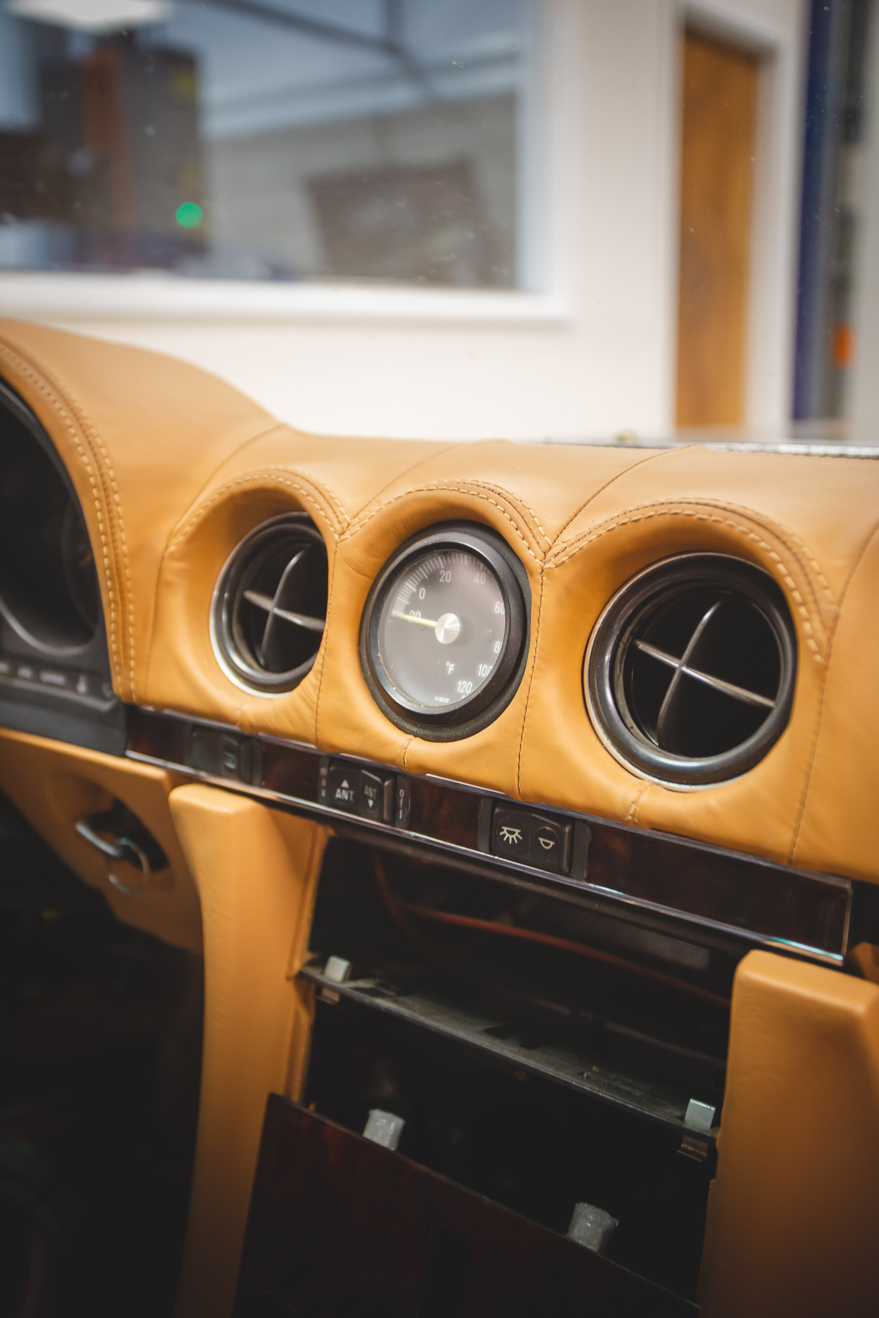 Mercedes 560 SL Dash4180