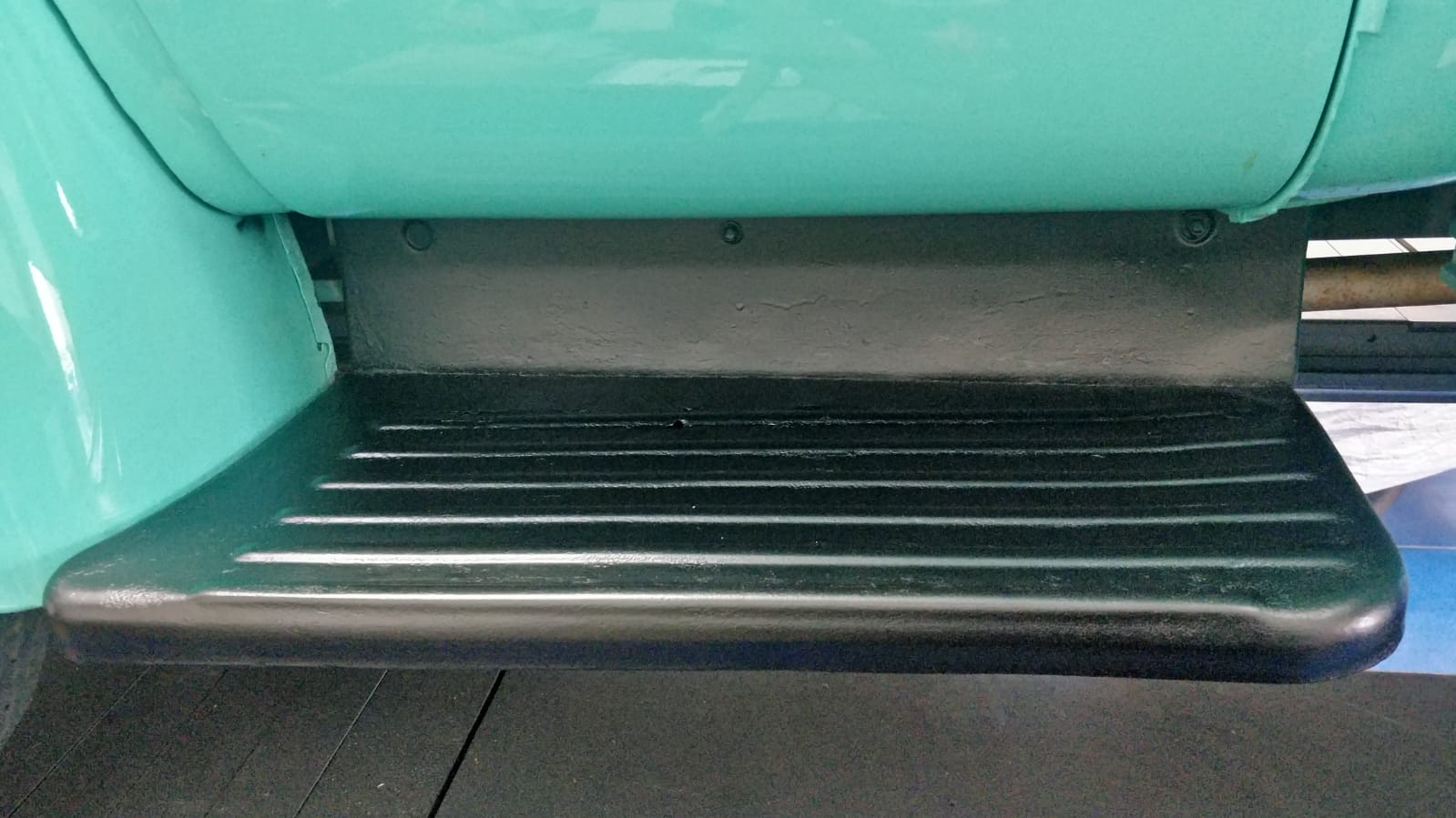 1971 Bedford J Type Tom pianting door runners20200109 WA0095
