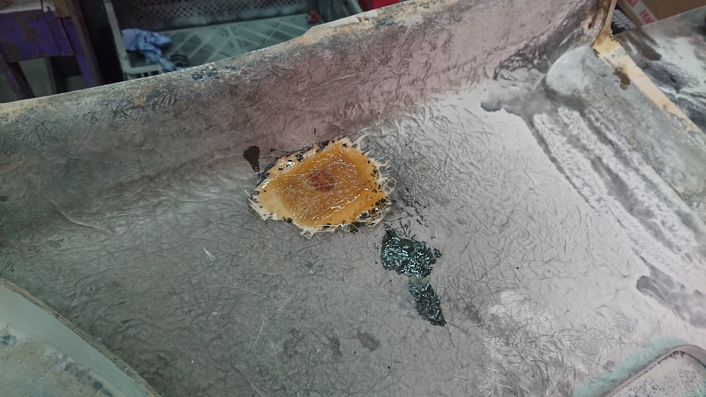 050320 Jensen 541R Fibreglass hole and crack1 1