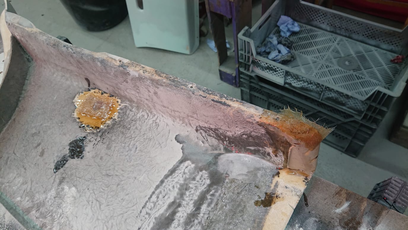 050320 Jensen 541R Fibreglass hole and crack4 1