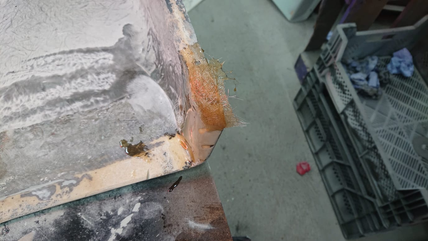 050320 Jensen 541R Fibreglass hole and crack5 1