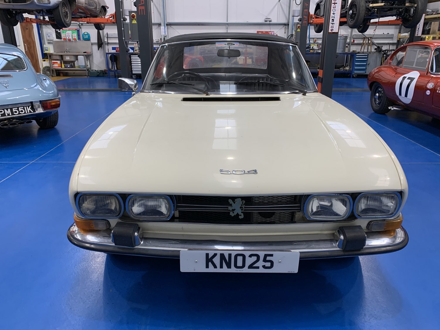 220220 1974 Peugeot 504 in the workshops 4