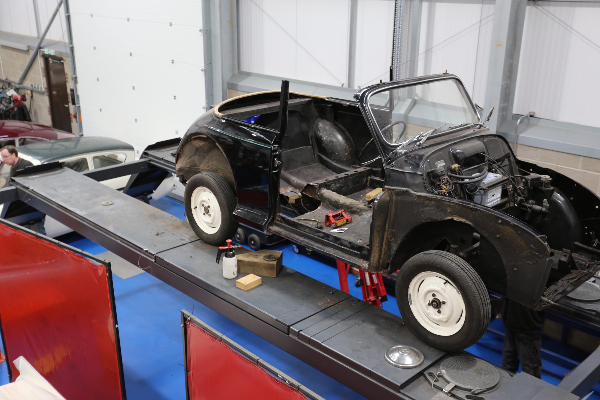 280220 Morris Minor 1000 Dave Cut Out Rotten Floor 3