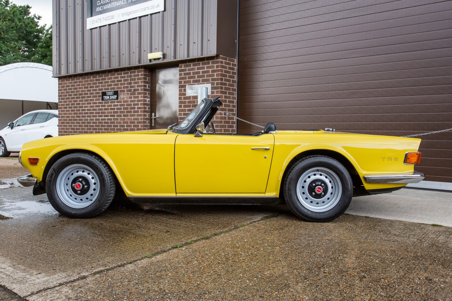 1976 Triumph TR6 Yellow13 1