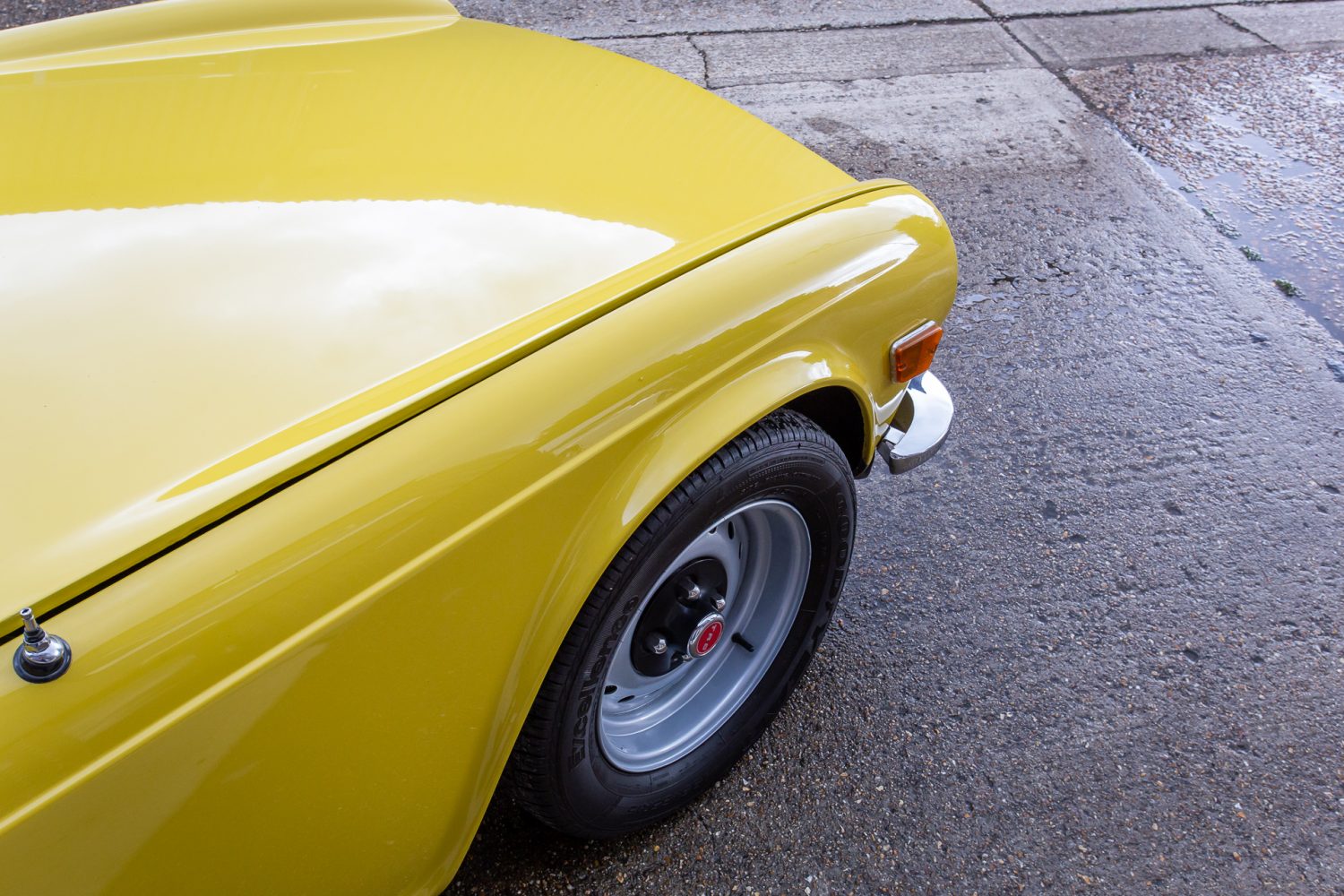 1976 Triumph TR6 Yellow2 1