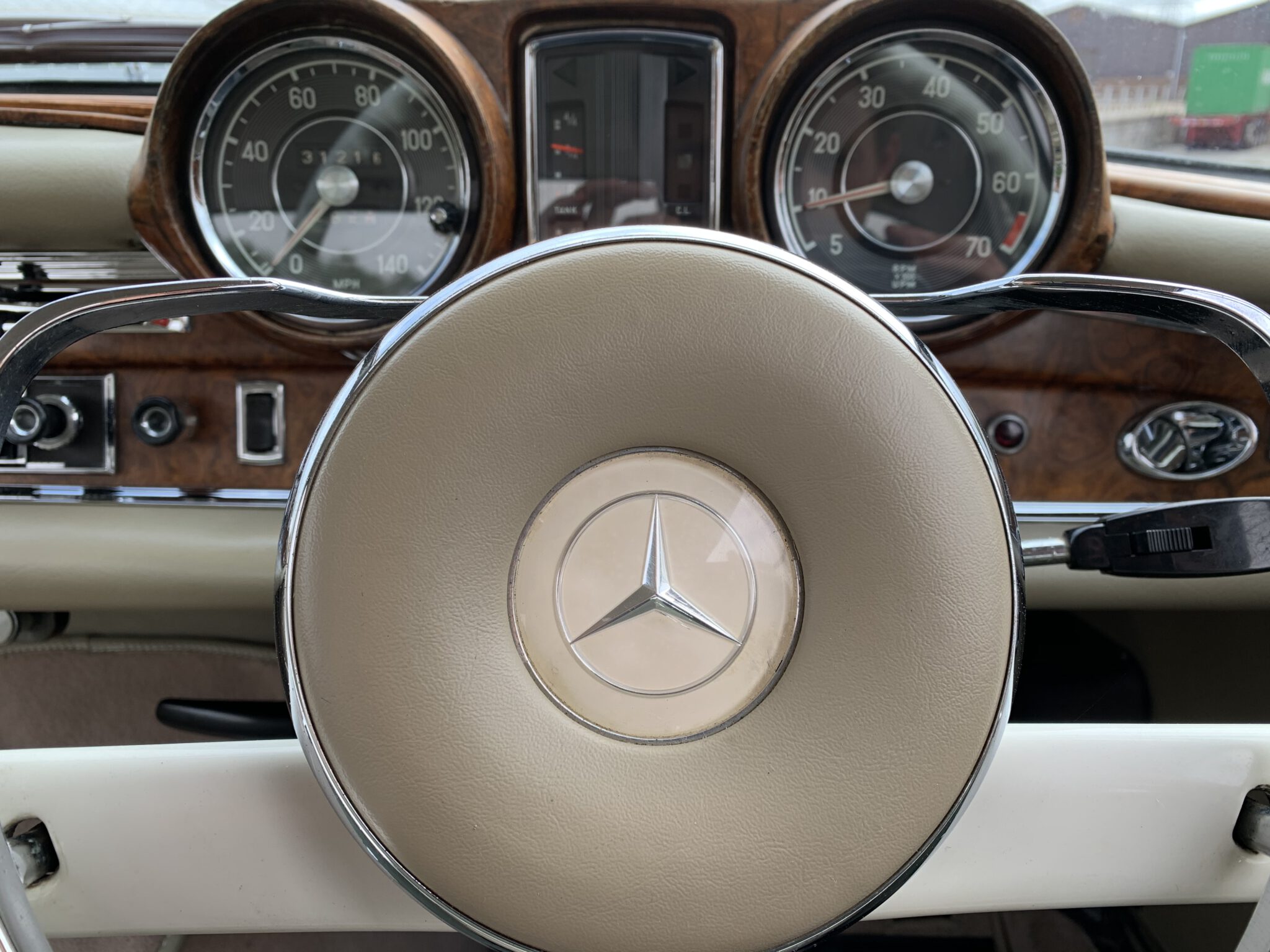 060820 1966 Mercedes 250SE 30 1 scaled