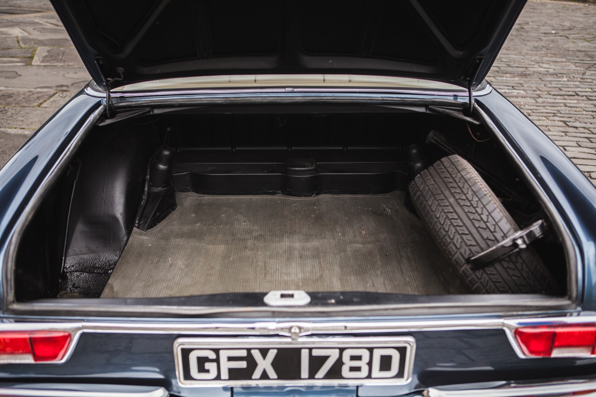 1966 Mercedes Benz W111 250SE Coupe GFX178D 22 1