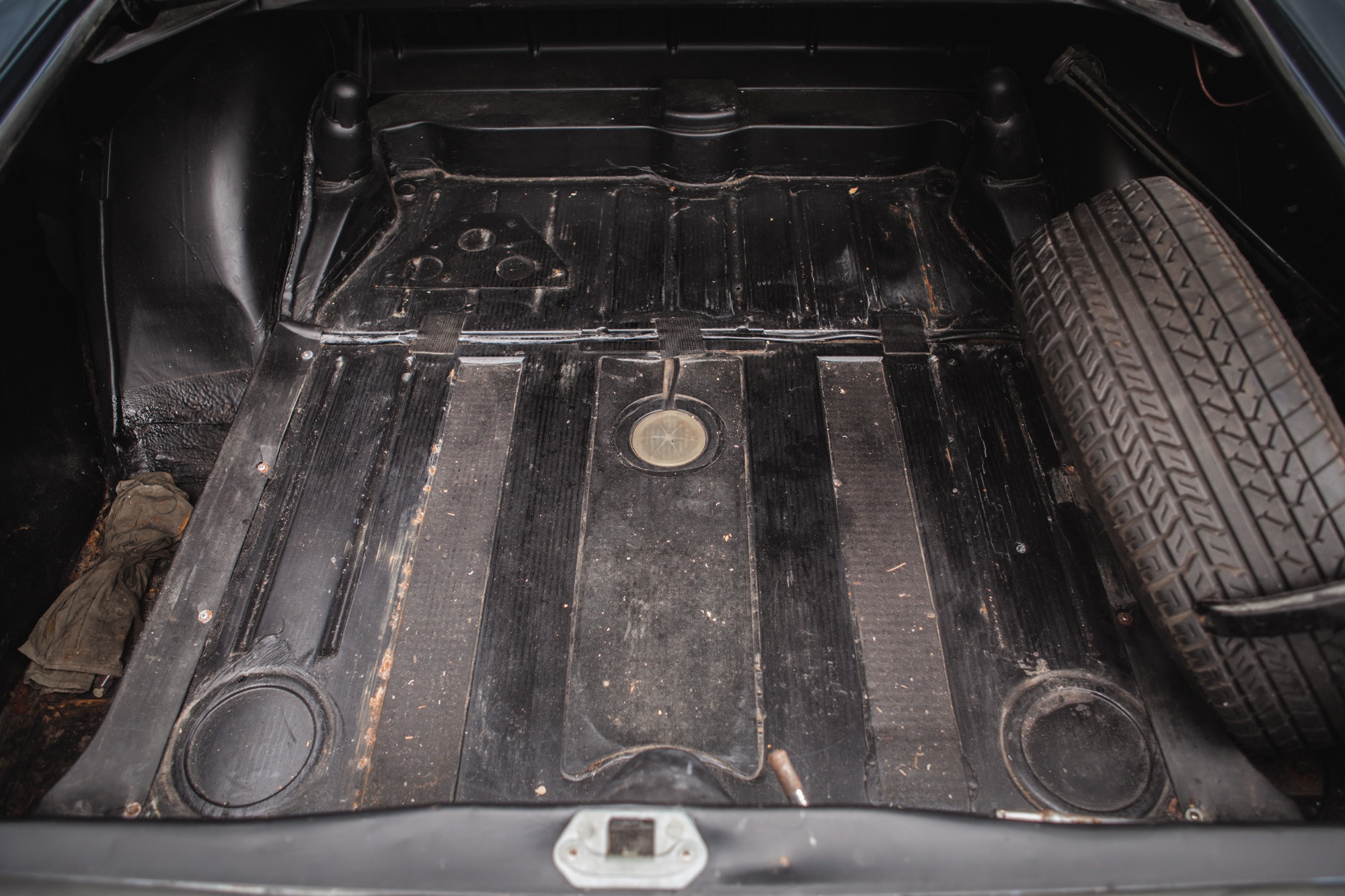 1966 Mercedes Benz W111 250SE Coupe GFX178D 25 1