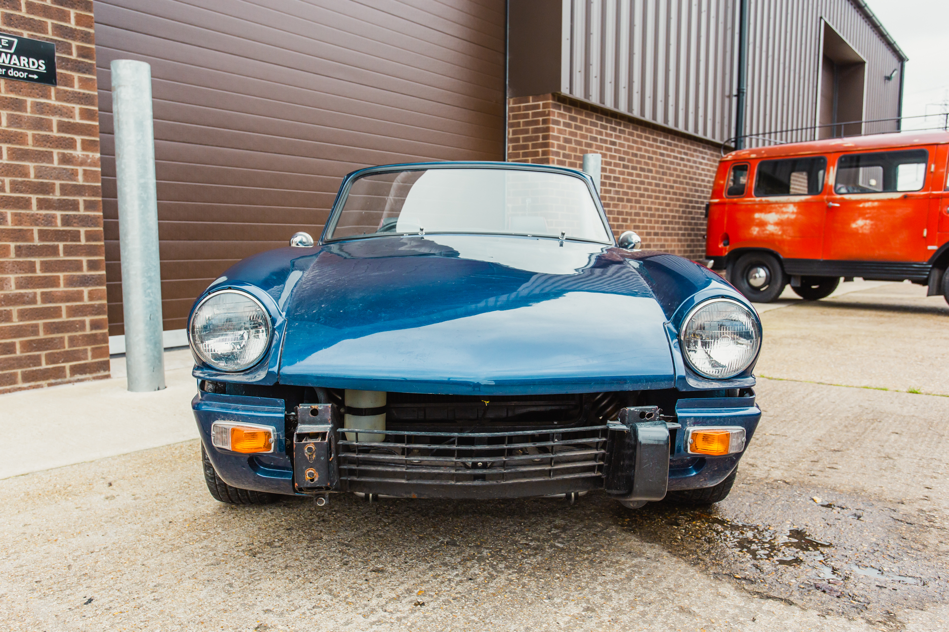 301020 Triumph Spitfire arrives at Bridge 4 1