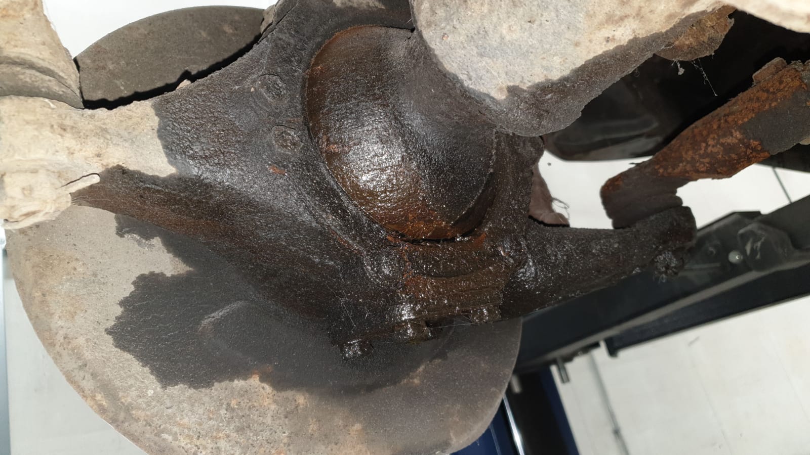 Nissan Patrol OSF hub seal leaking needs replacing Pete 1