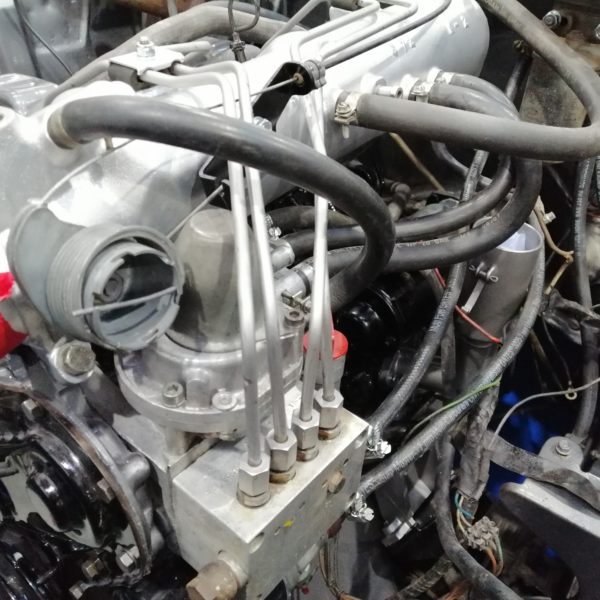 Peugeot 504 Engine going in Ady 600x600 2
