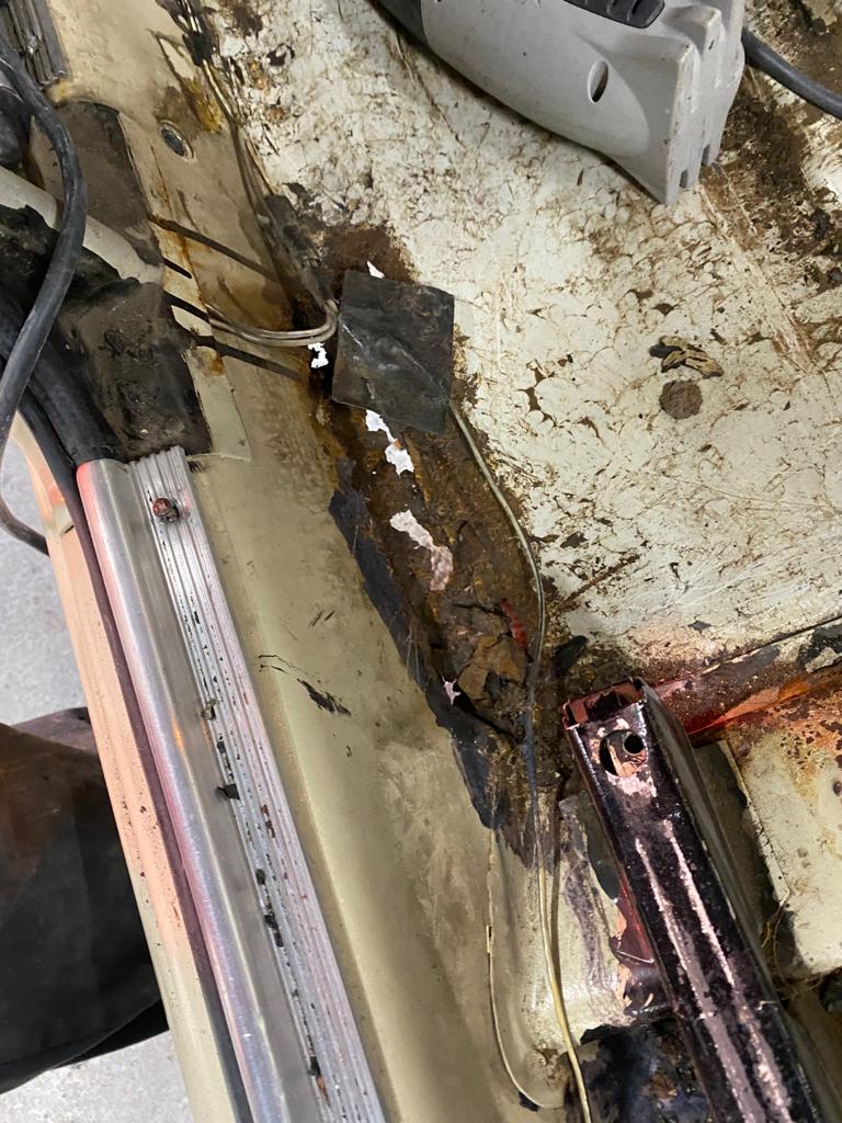091220 1984 Lada 1200 Welding 4 1