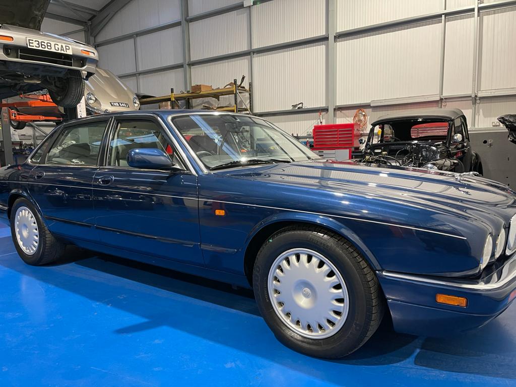 281120 1995 Jaguar XJ6 N881JFE 11 1