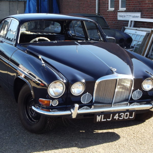 1970 Jaguar 420G 4 600x600 1