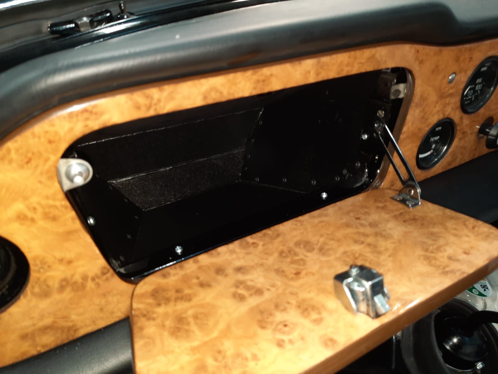 tr5 glovebox 1
