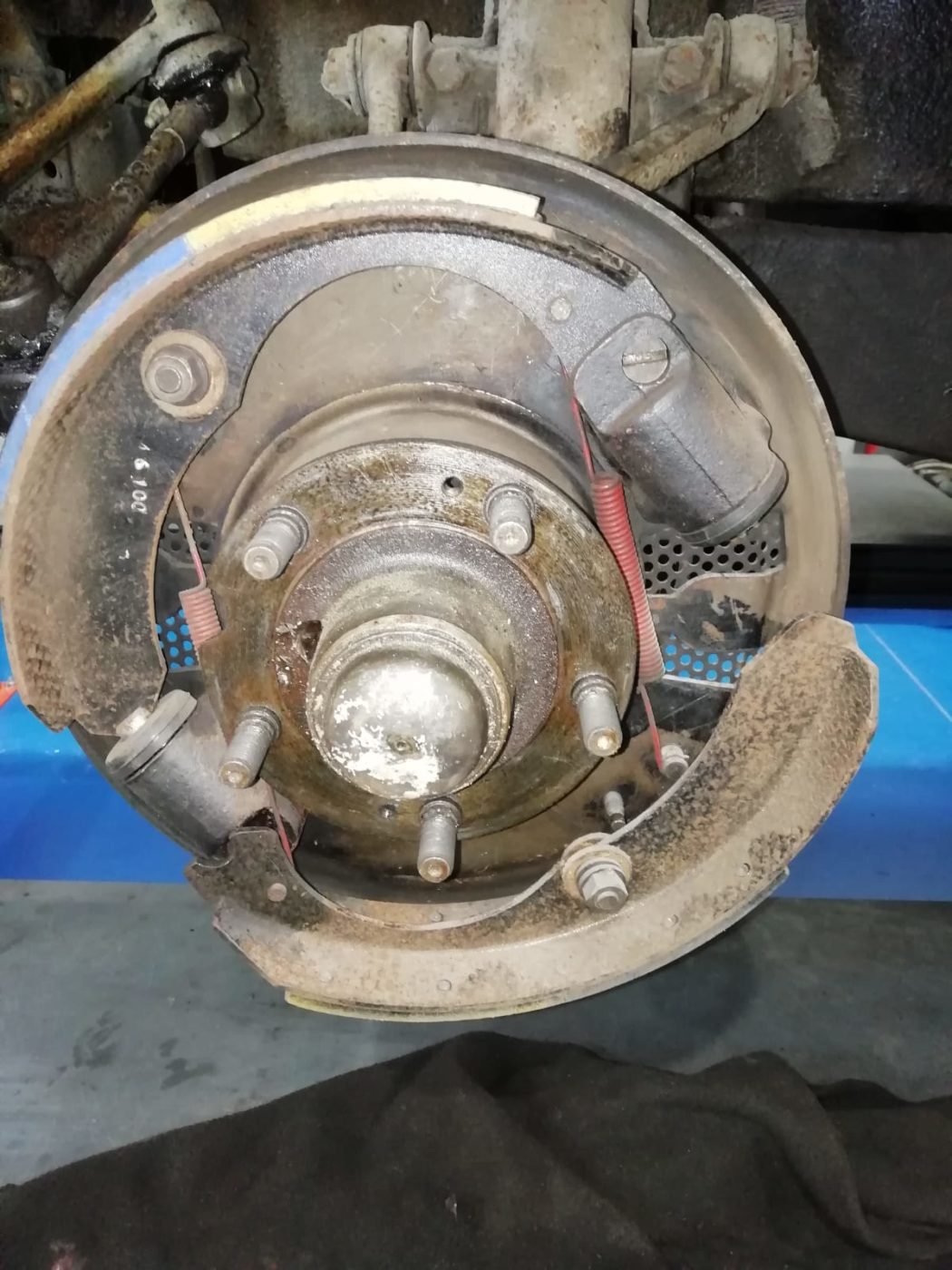 12 02 2021 1954 Jaguar MKVII Paul stripped brakes 6 1