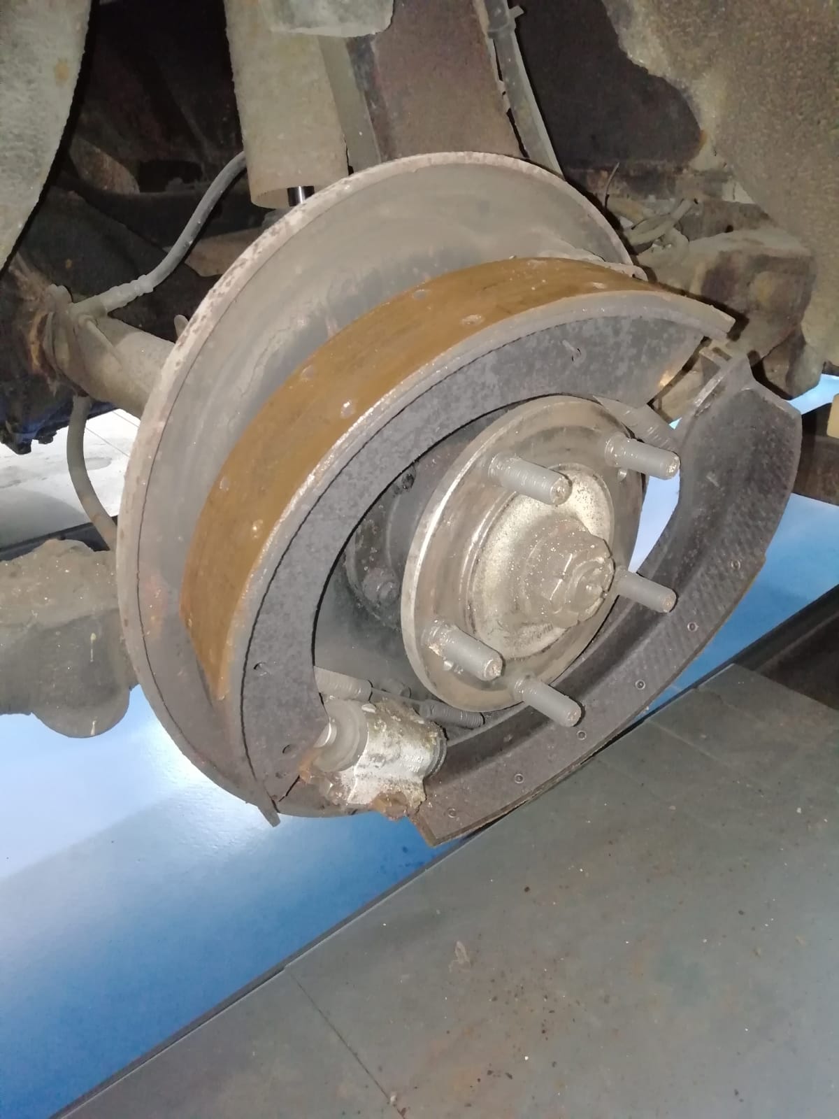 12 02 2021 1954 Jaguar MKVII Paul stripped brakes 7 1