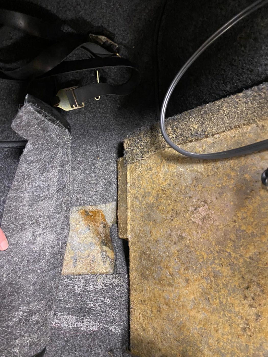 12 02 2021 1998 TVR Chimaera boot recarpet 13 1