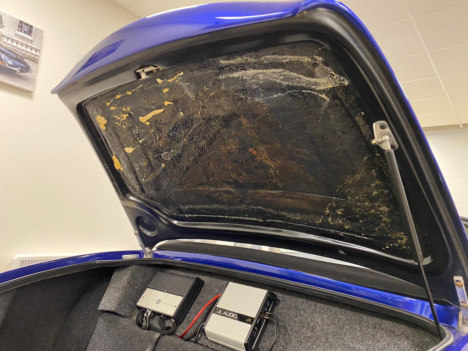 12 02 2021 1998 TVR Chimaera boot recarpet 21 1