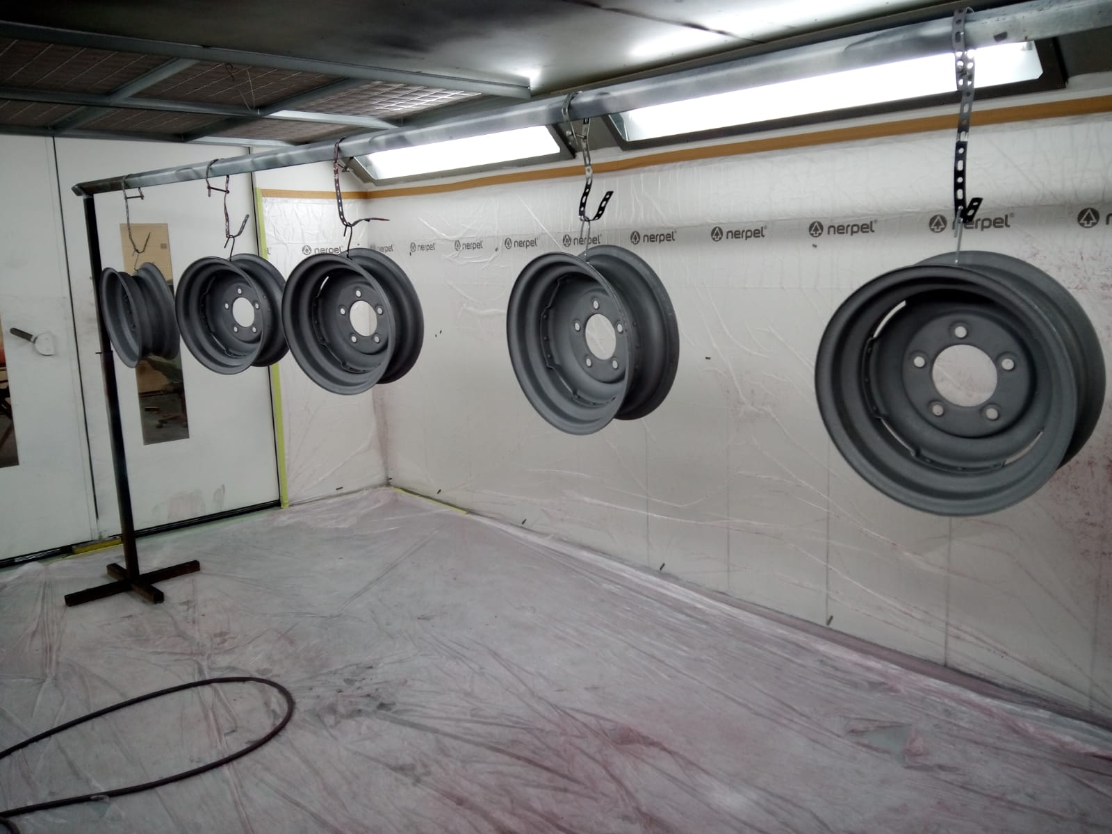 22022021 Land Rover wheels primer and expoxy 2 1