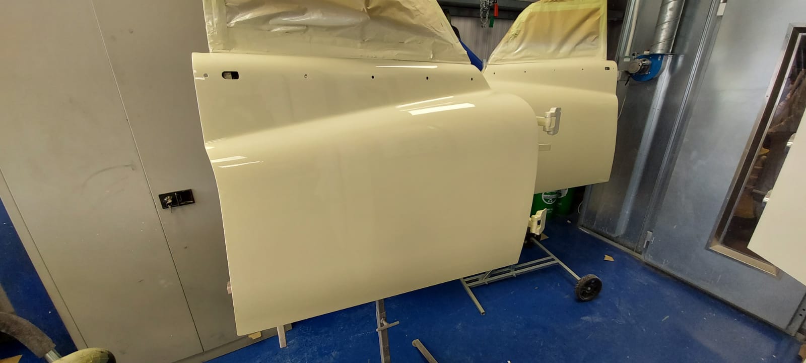 01042021 Jaguar MKVII doors and bonnet painted 1 1