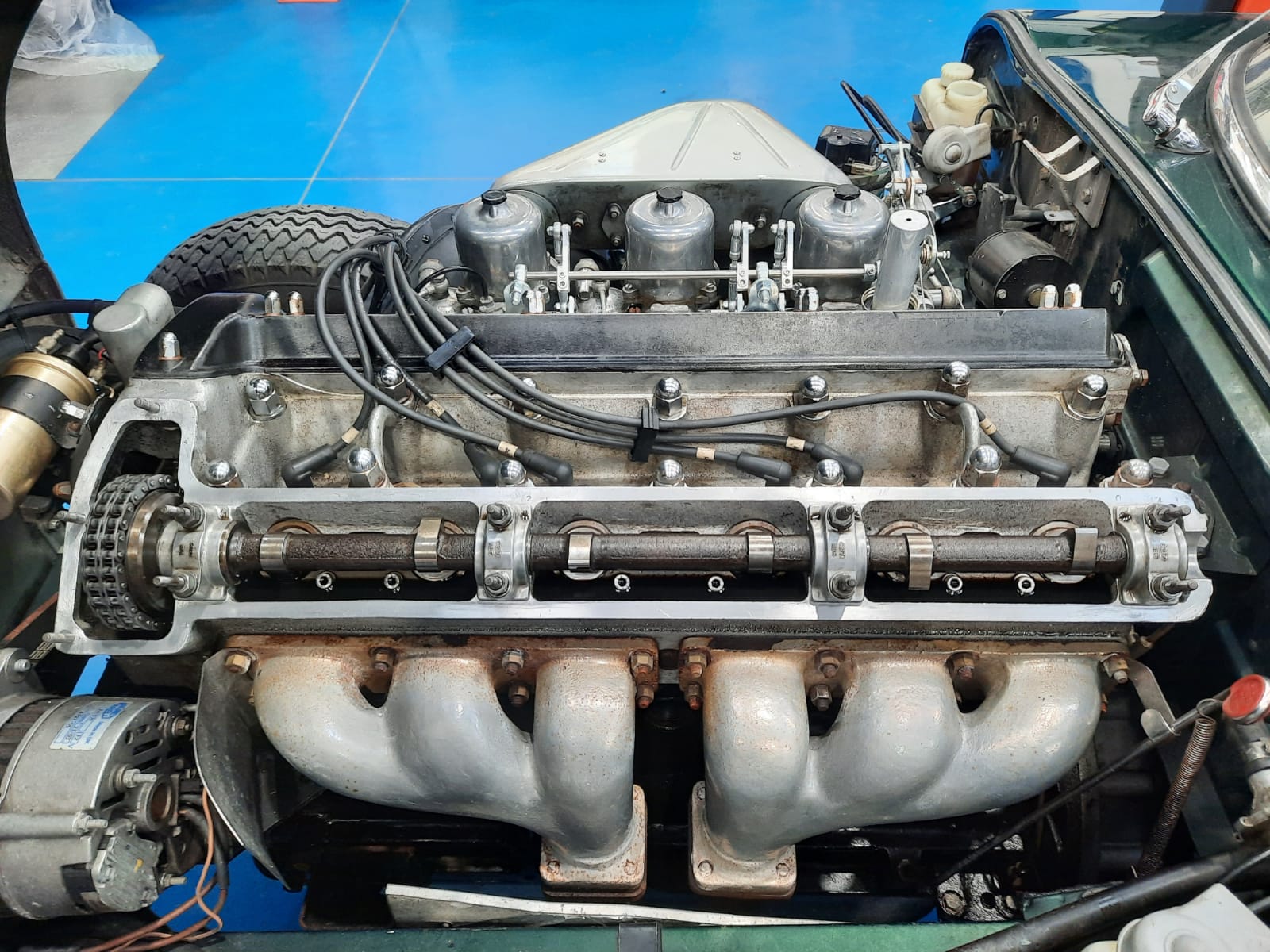 16 03 2021 1970 Jaguar E Type Series 2 4.2 Rocker cover gaskets replaced and silicone spark leeds upgrade12 1