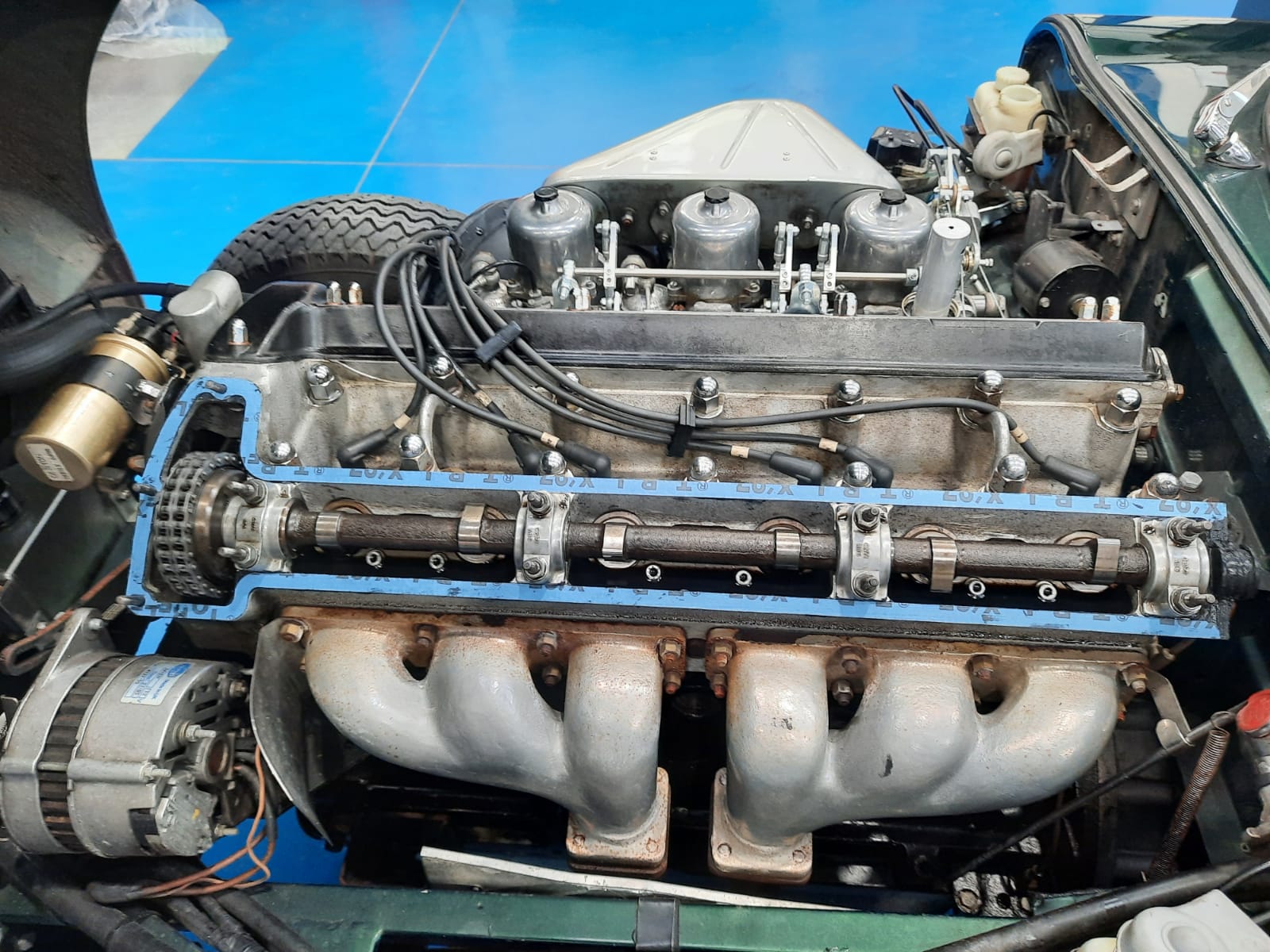 16 03 2021 1970 Jaguar E Type Series 2 4.2 Rocker cover gaskets replaced and silicone spark leeds upgrade13 1