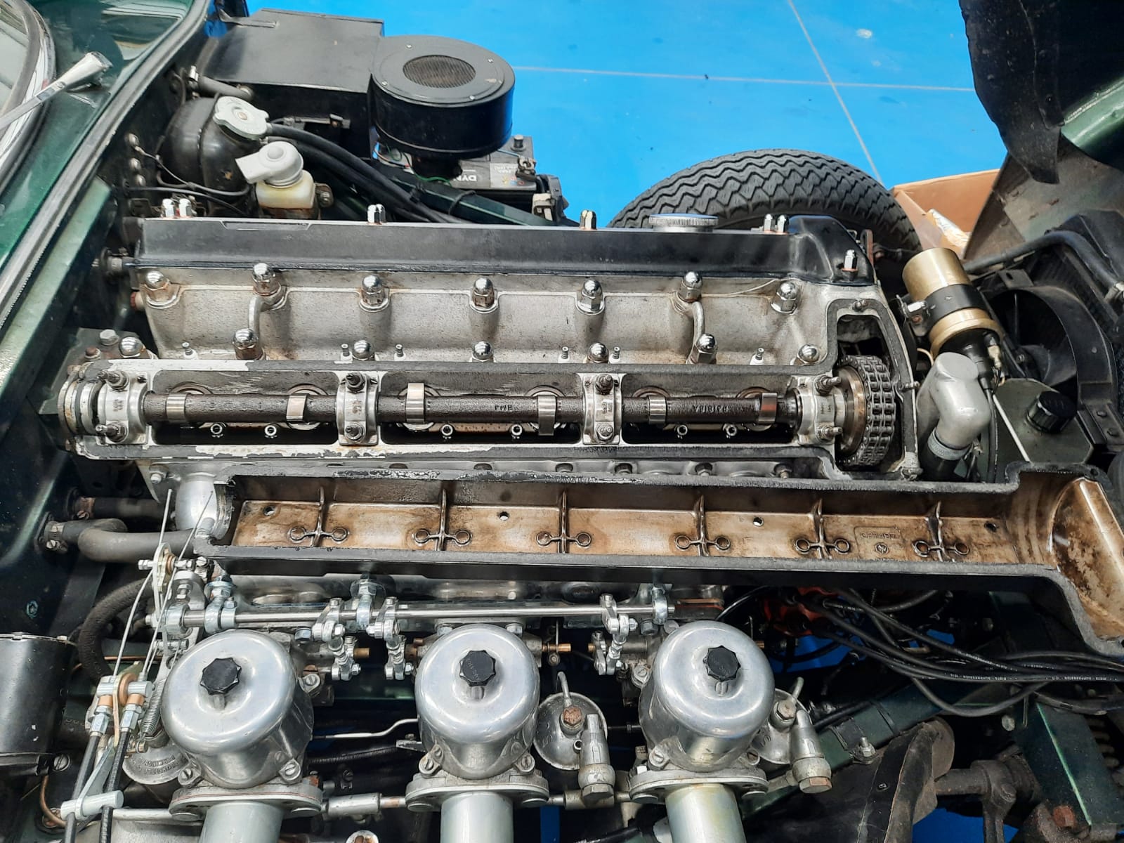 16 03 2021 1970 Jaguar E Type Series 2 4.2 Rocker cover gaskets replaced and silicone spark leeds upgrade15 1
