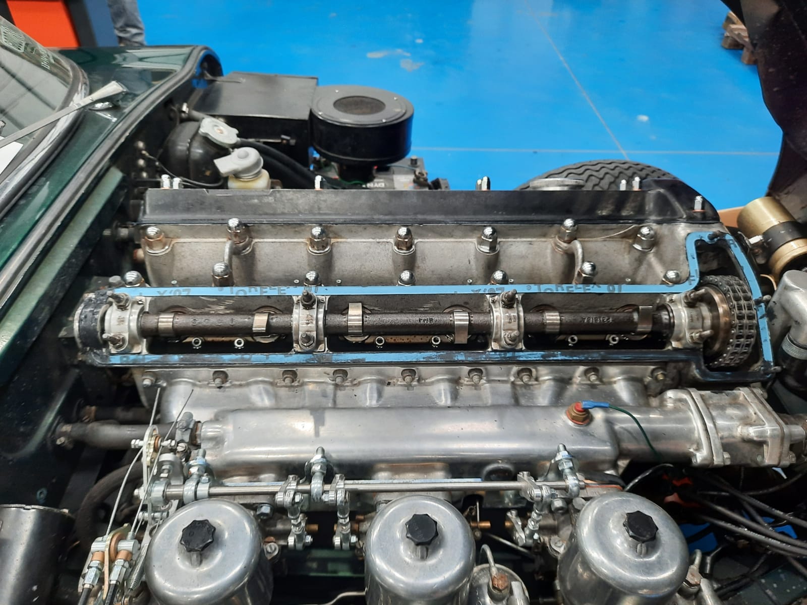 16 03 2021 1970 Jaguar E Type Series 2 4.2 Rocker cover gaskets replaced and silicone spark leeds upgrade17 1