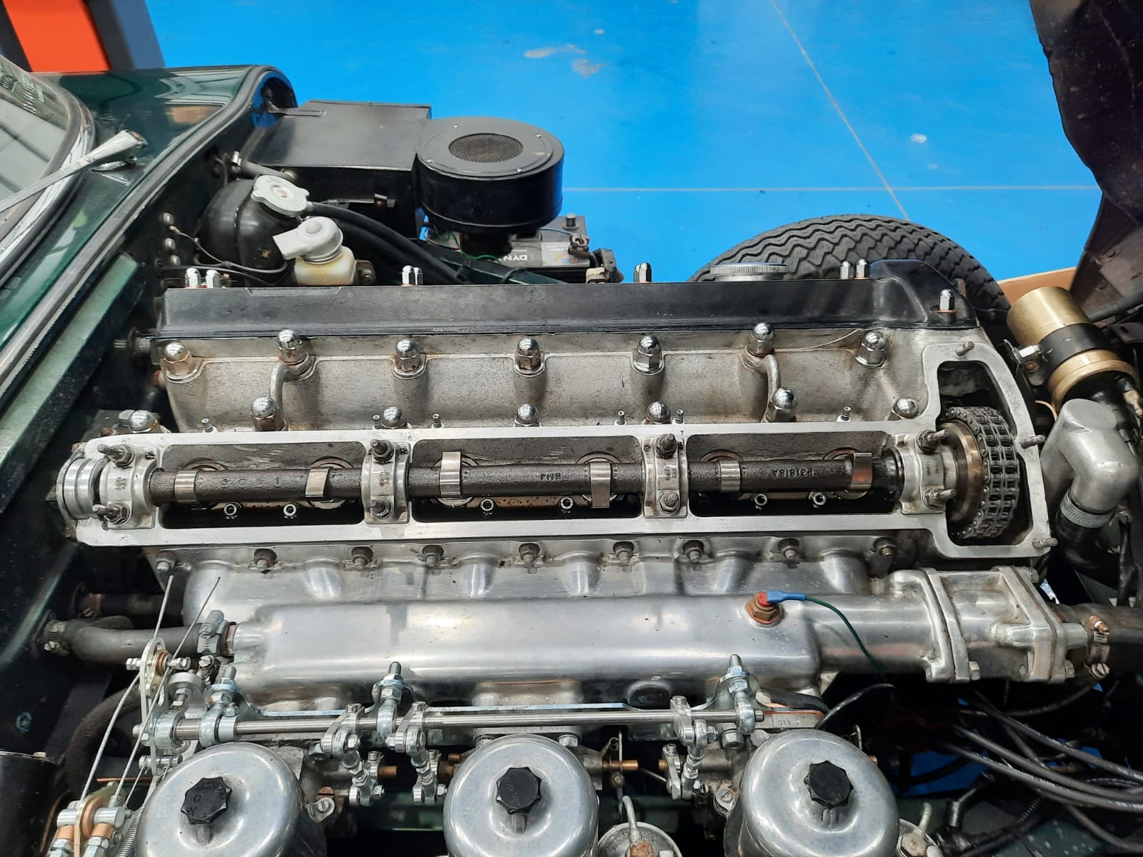 16 03 2021 1970 Jaguar E Type Series 2 4.2 Rocker cover gaskets replaced and silicone spark leeds upgrade18 1