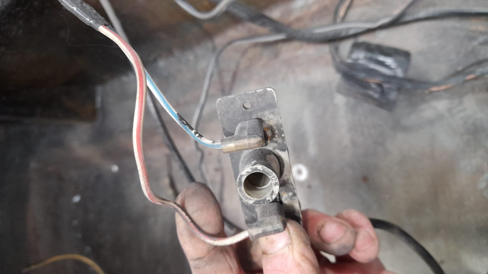 23032021 Ferarri Daytona heater removal 11 1