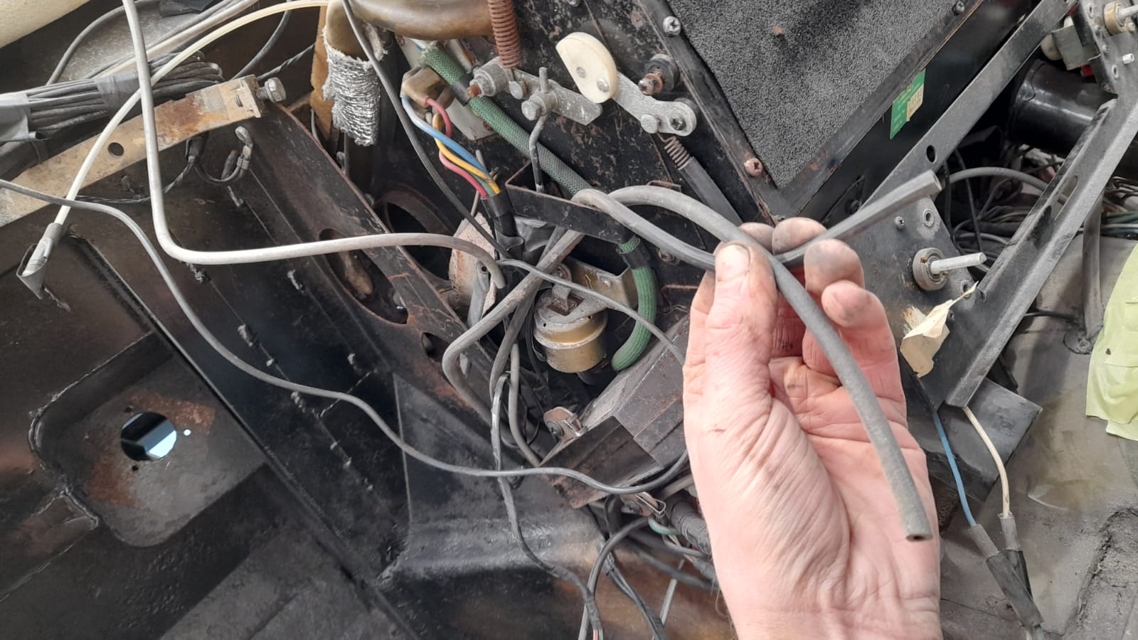 23032021 Ferarri Daytona heater removal 22 1