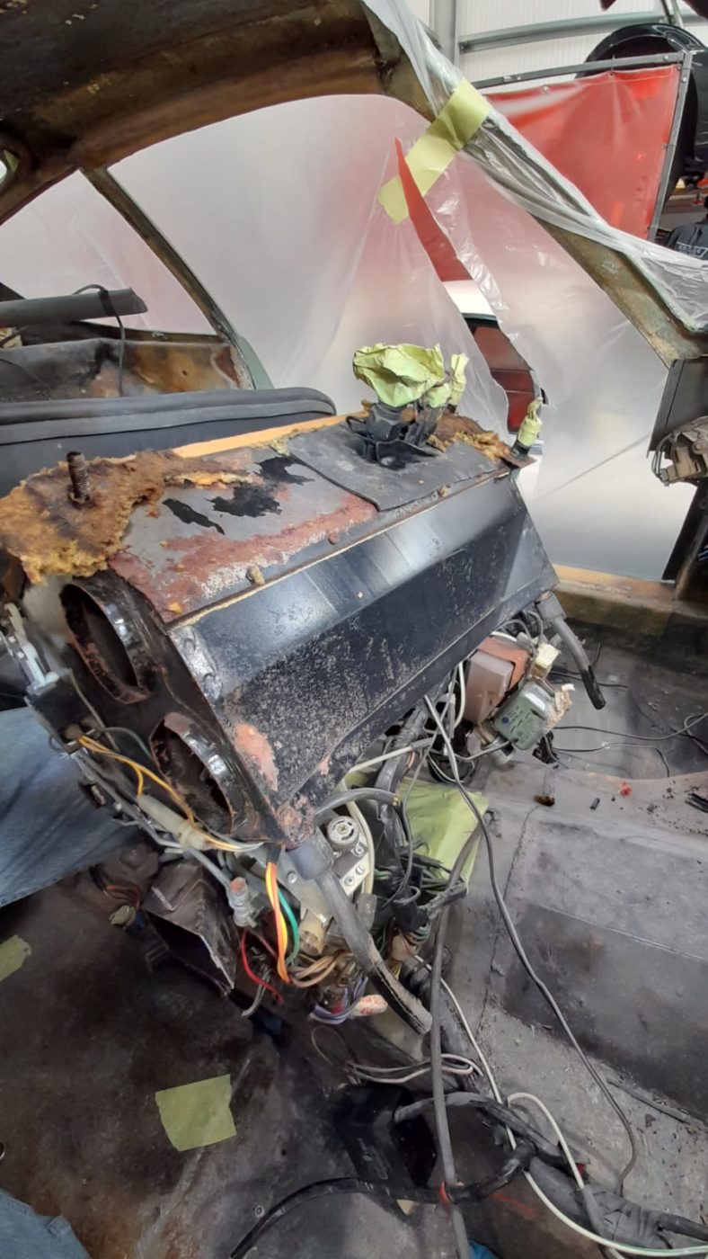 23032021 Ferarri Daytona heater removal 24 1