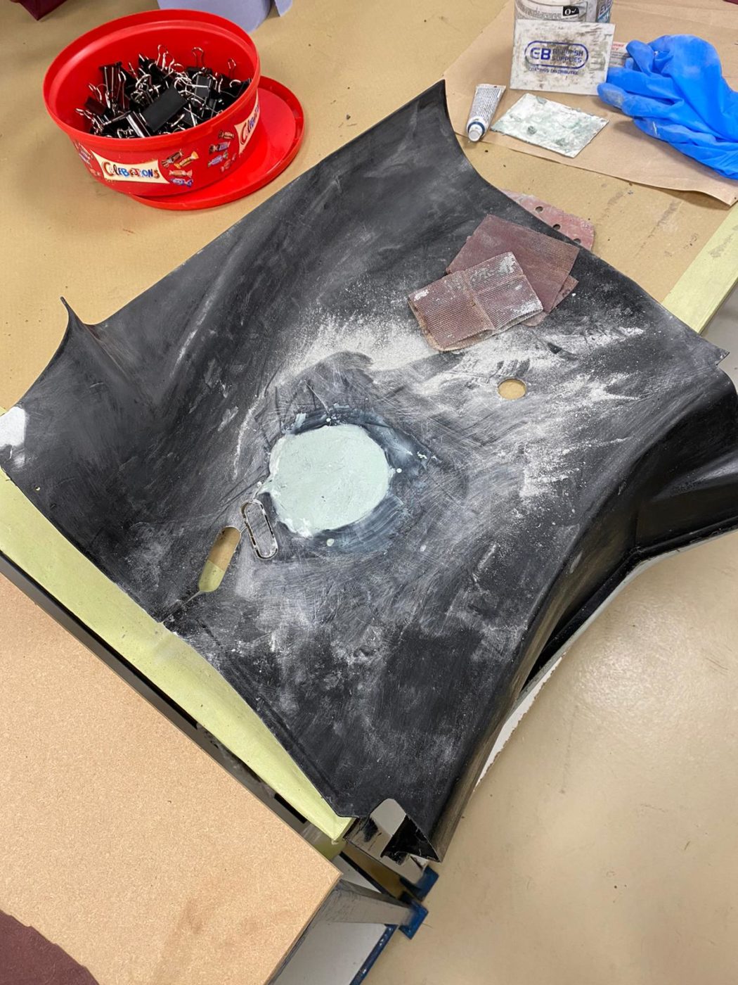24032021 Merc 500slremoving old covers from rear quarter panels 10 1