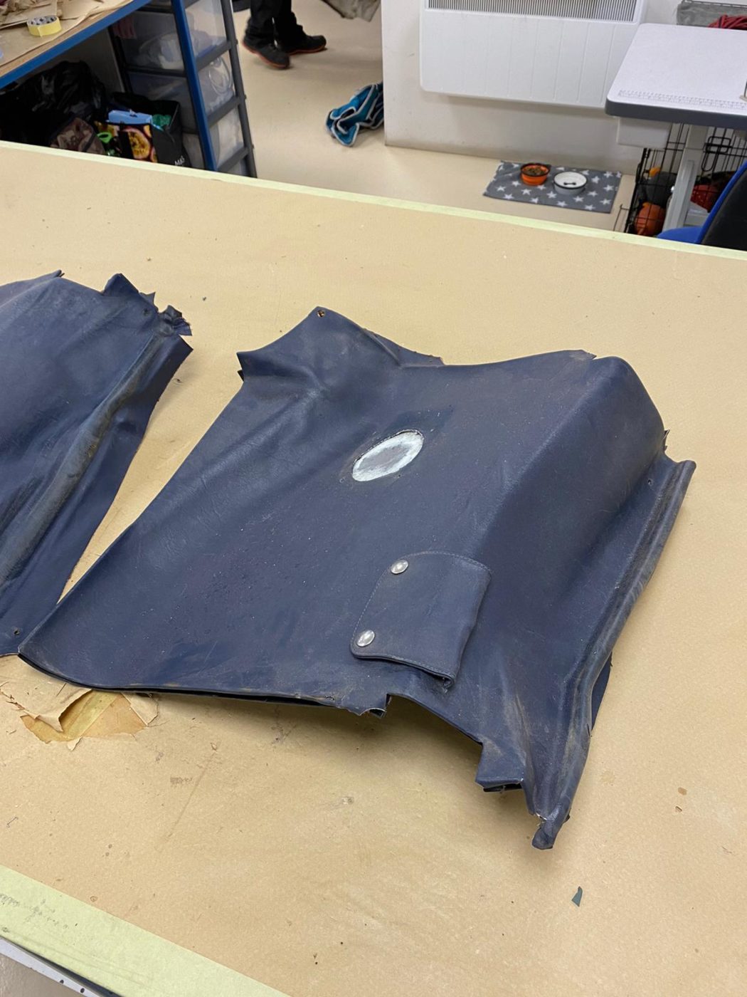 24032021 Merc 500slremoving old covers from rear quarter panels 3 1