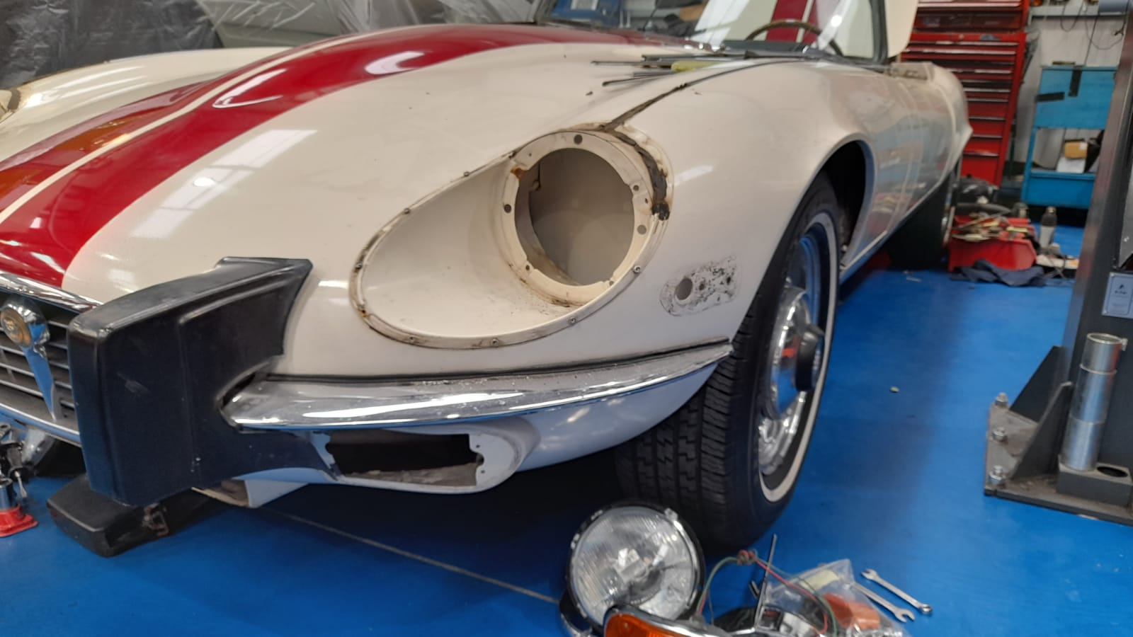 24032021 White Etype . Removing all brightwork lights and any trim from the body 11 1