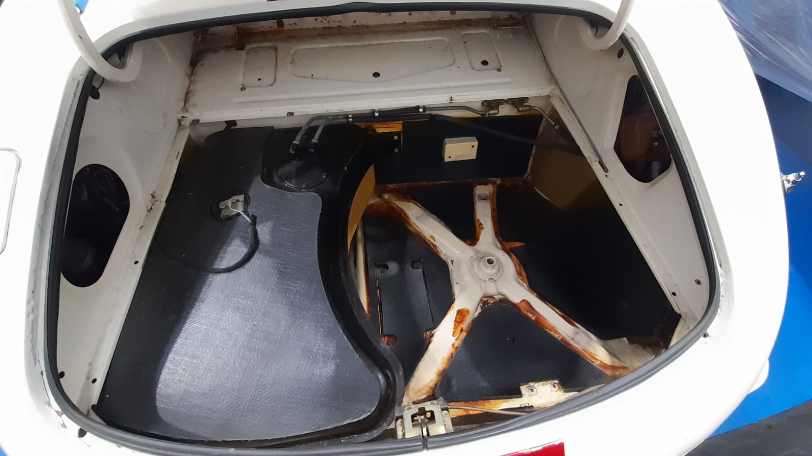 24032021 White Etype . Removing all brightwork lights and any trim from the body 14 1