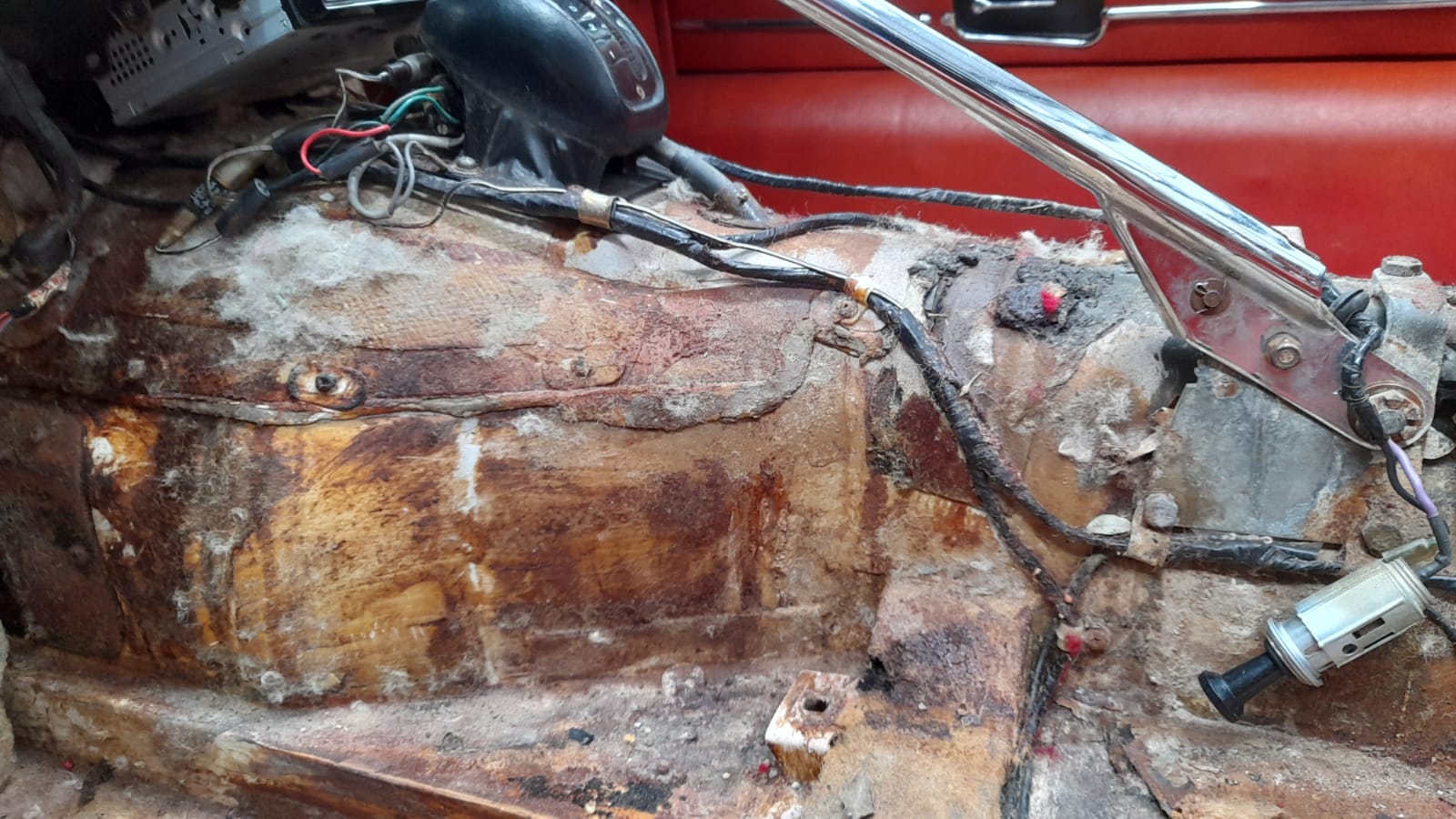 24032021 White Jag E Type Roadster removal of interior 18 1