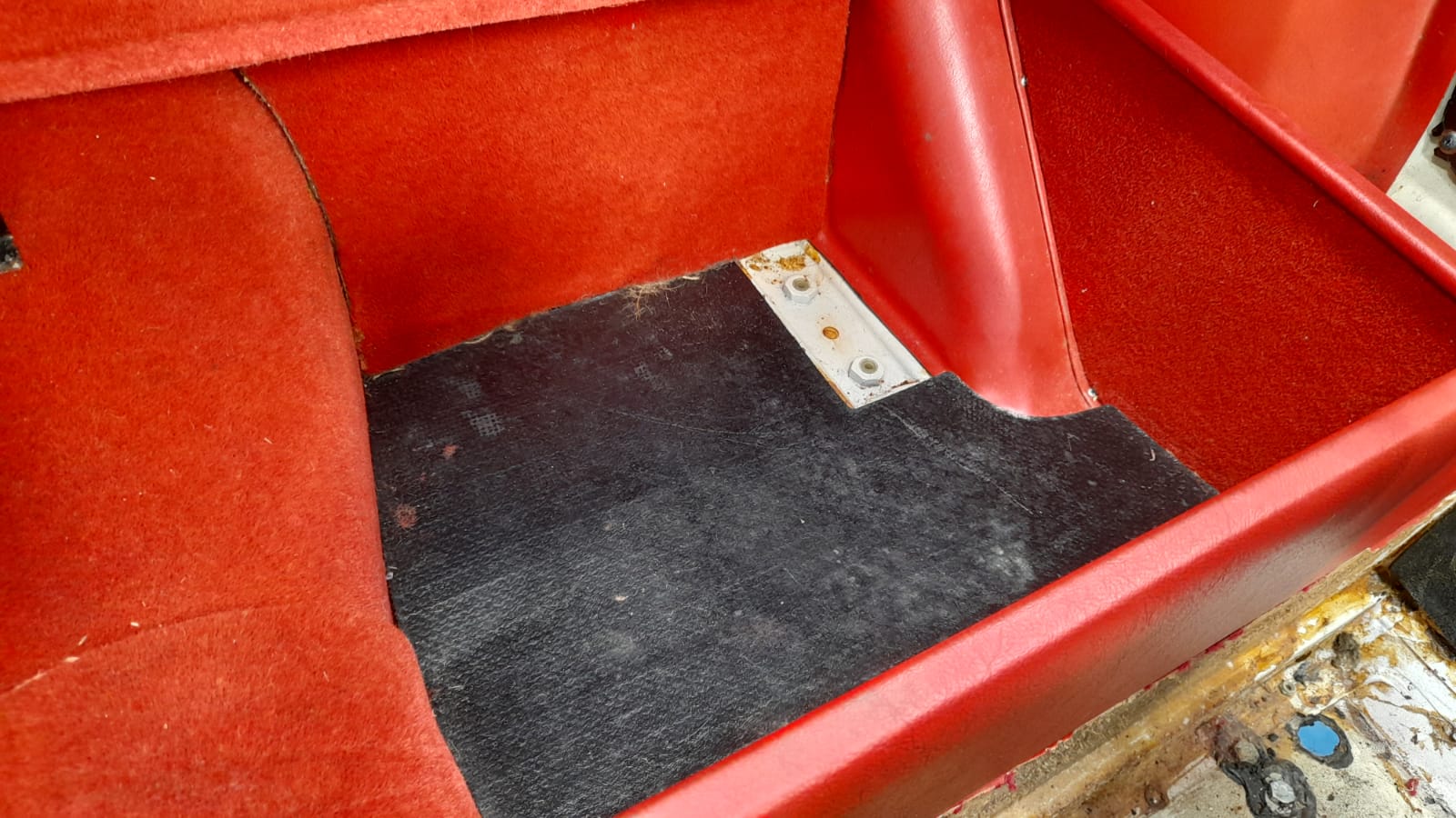 24032021 White Jag E Type Roadster removal of interior 21 1