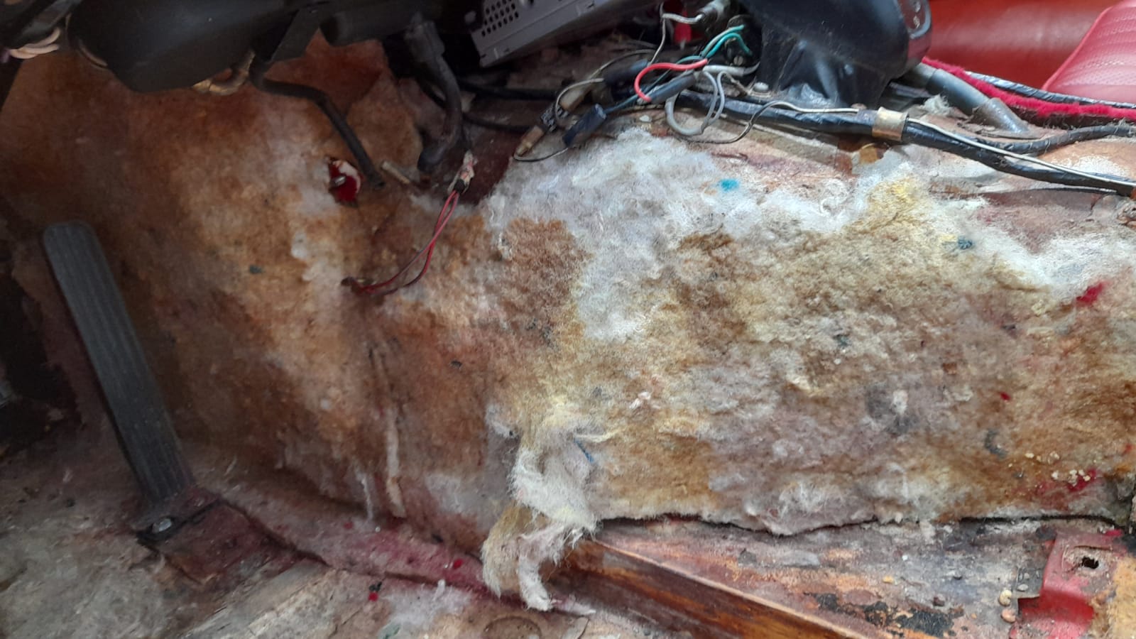 24032021 White Jag E Type Roadster removal of interior 27 1