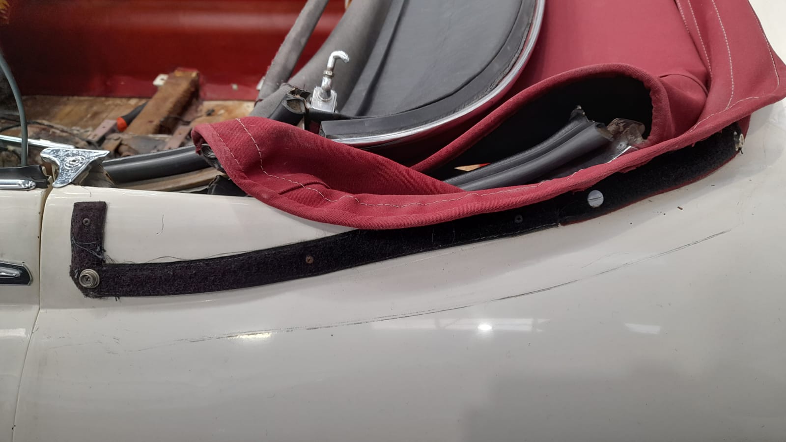 24032021 White Jag E Type Roadster removal of interior 28 1