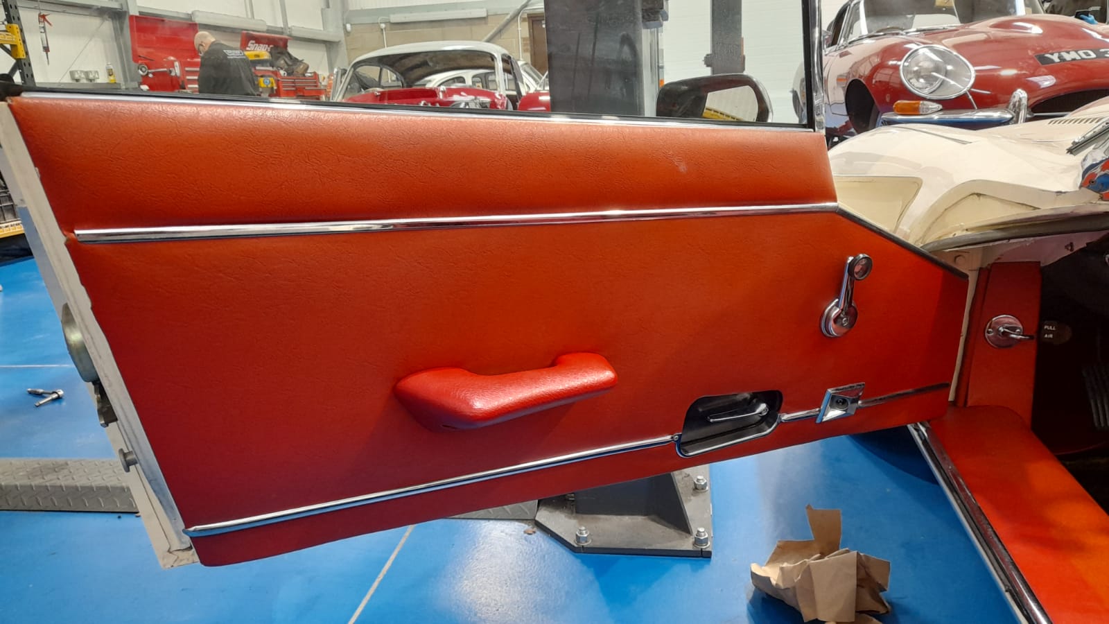 24032021 White Jag E Type Roadster removal of interior 3 1