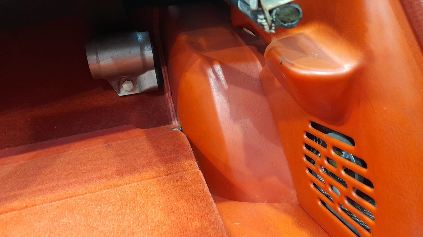 24032021 White Jag E Type Roadster removal of interior 4 1