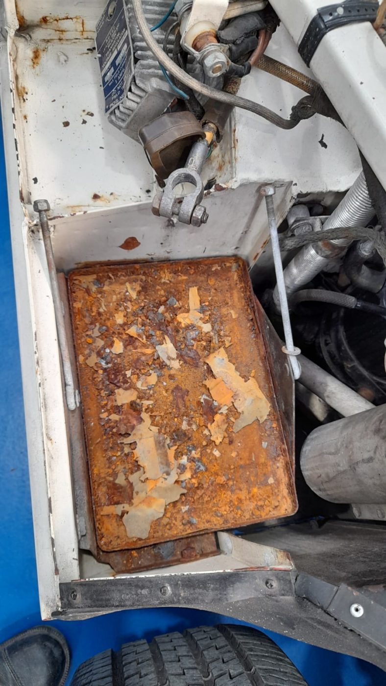 26032021 White Etype 1973 removal of the bonnet windscreen top of dashboard heater box and also various parts in engine bay in 4 1