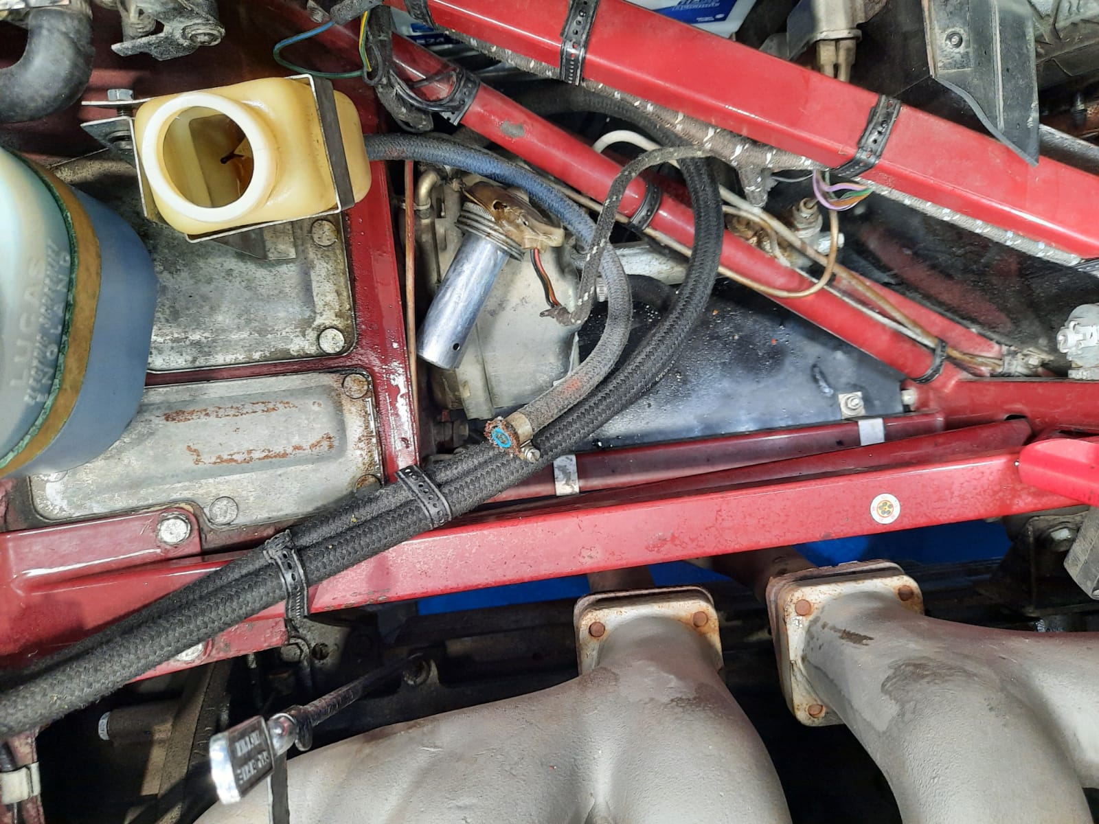 30.03.2021 Maroon Etype rocker cover and brake pipes replaced 10 1