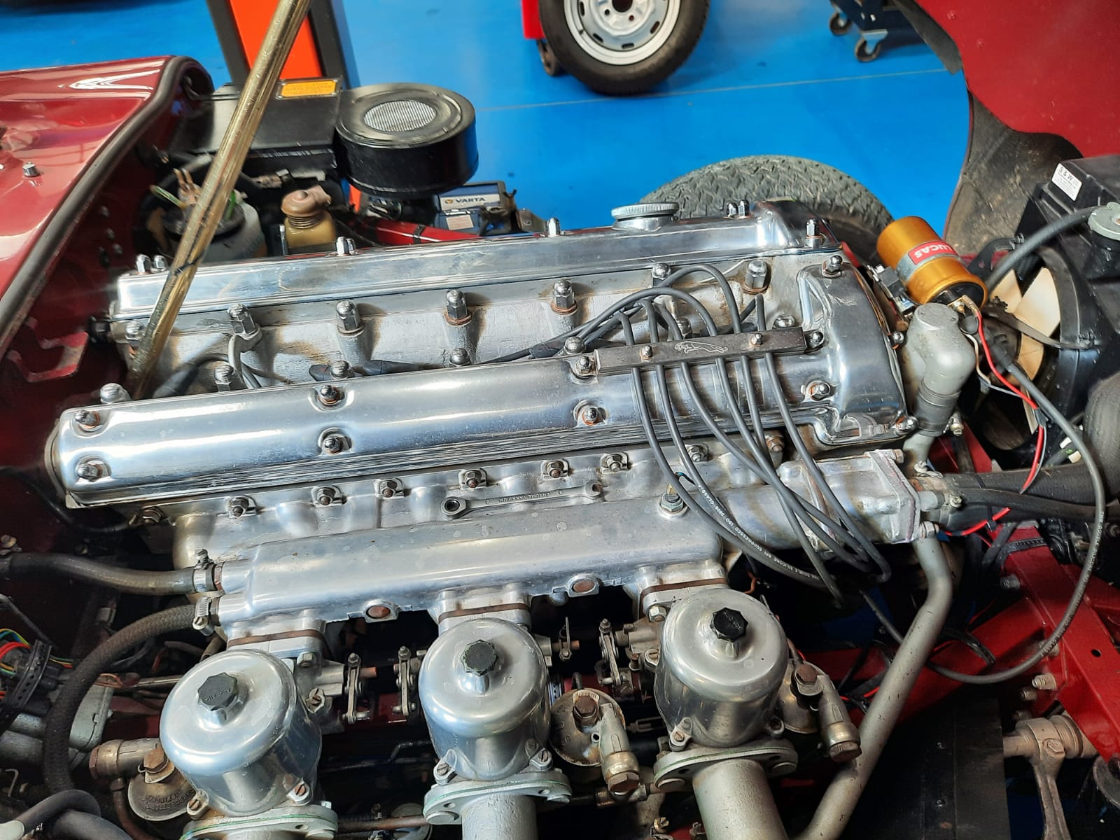 30.03.2021 Maroon Etype rocker cover and brake pipes replaced 2 1