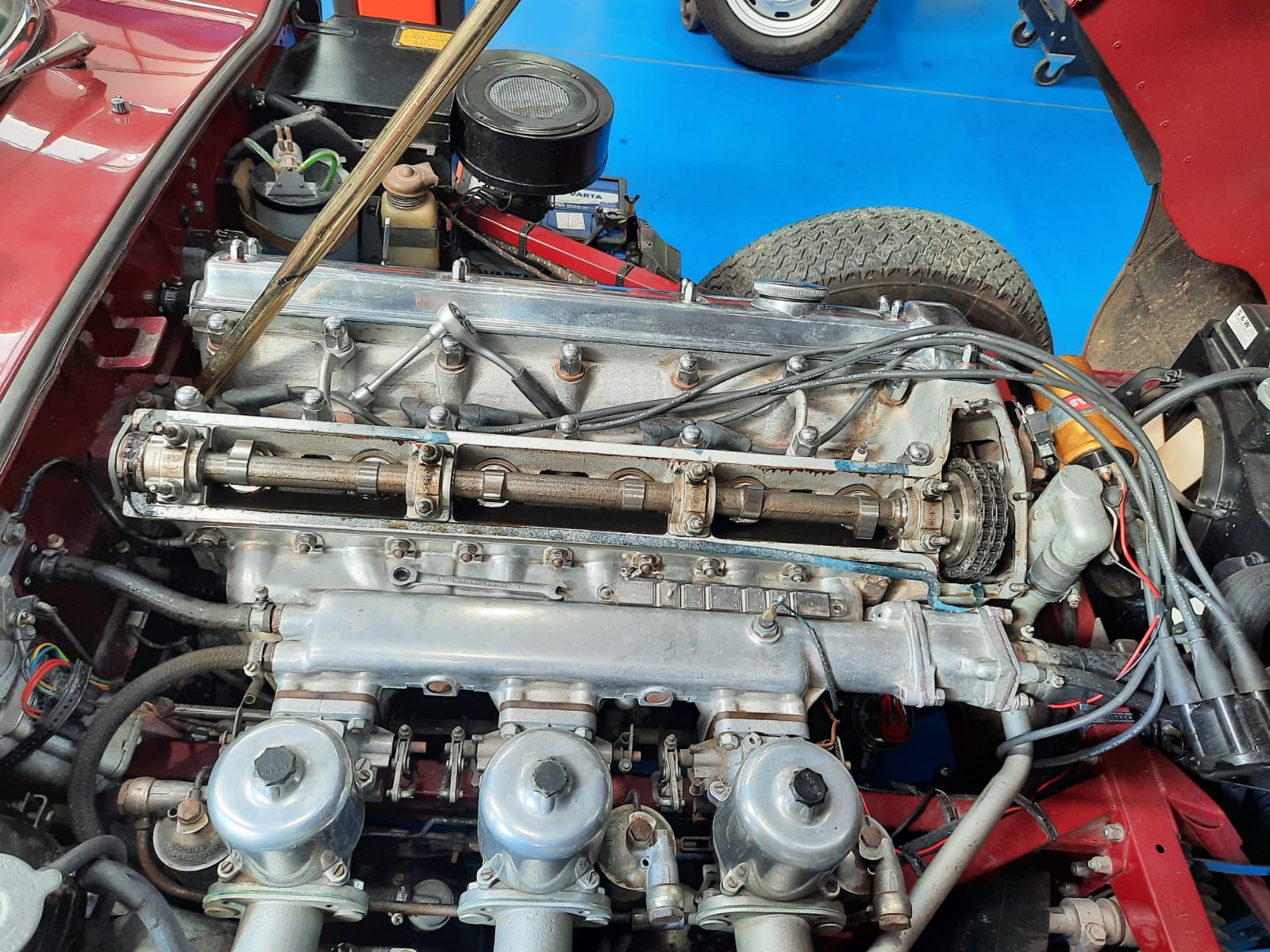 30.03.2021 Maroon Etype rocker cover and brake pipes replaced 5 1